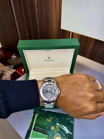 Relógio Rolex Yacht-Master no pulso, em uma foto do acervo FRC